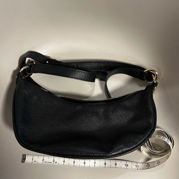 Classic Black Leather Shoulder Bag - Versatile Everyday Style - Picture 8 of 9